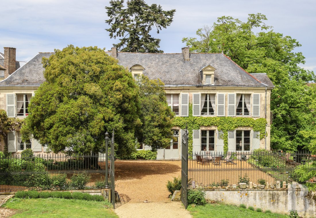 Dans les Deux-Sèvres, à Saint-Jean-de-Thouars, une maison de famille du 19e siècle bordée d’un parc - photo  n°5